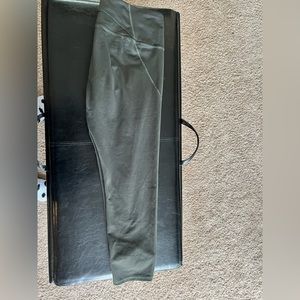 Green UA 7/8 leggings